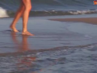 Gros seins trentenaire gicle sur la plage
