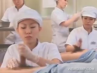 Teenager asiatisch krankenschwestern reiben wellen für sperma medizinisch prüfung