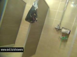 多くの アマチュア 女の子 spied で a 公共 シャワー 部屋