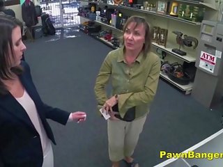 Πελάτης λαμβάνει πέος σε αυτήν μαλλιαρό μουνί για λεφτά