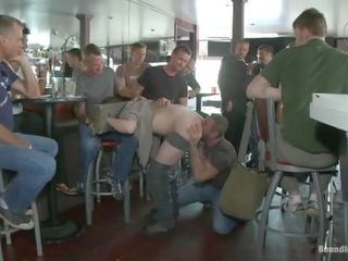 To buskete sluts få misbrukt i en bar fullt av concupiscent strangers
