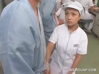 Ilkeä aasialaiset sairaanhoitaja hankaus hänen patients köyhdytetty kalu