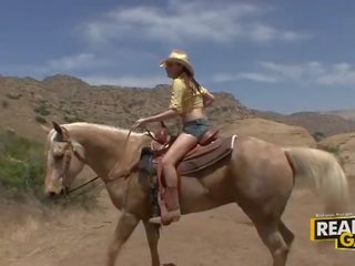 Gran morena adolescente ramera señorita piedra al aire libre cowboy estilo joder