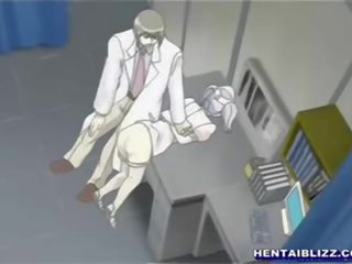Manga sairaanhoitaja sidottu ylös sisään a gynaecological tuoli ja rankaiseminen