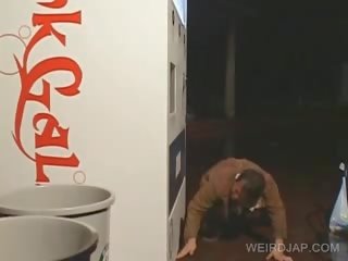 Hapon manika puke fucked sa pamamagitan ng makamundo homeless dude