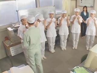 ญี่ปุ่น พยาบาล ให้ ใช้มือ ไปยัง patients