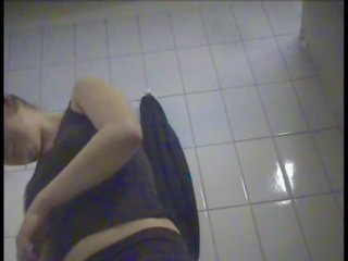 Baseinas dressing kambarys - jaunas moteris šnipas su gražus krūmas vujaristas
